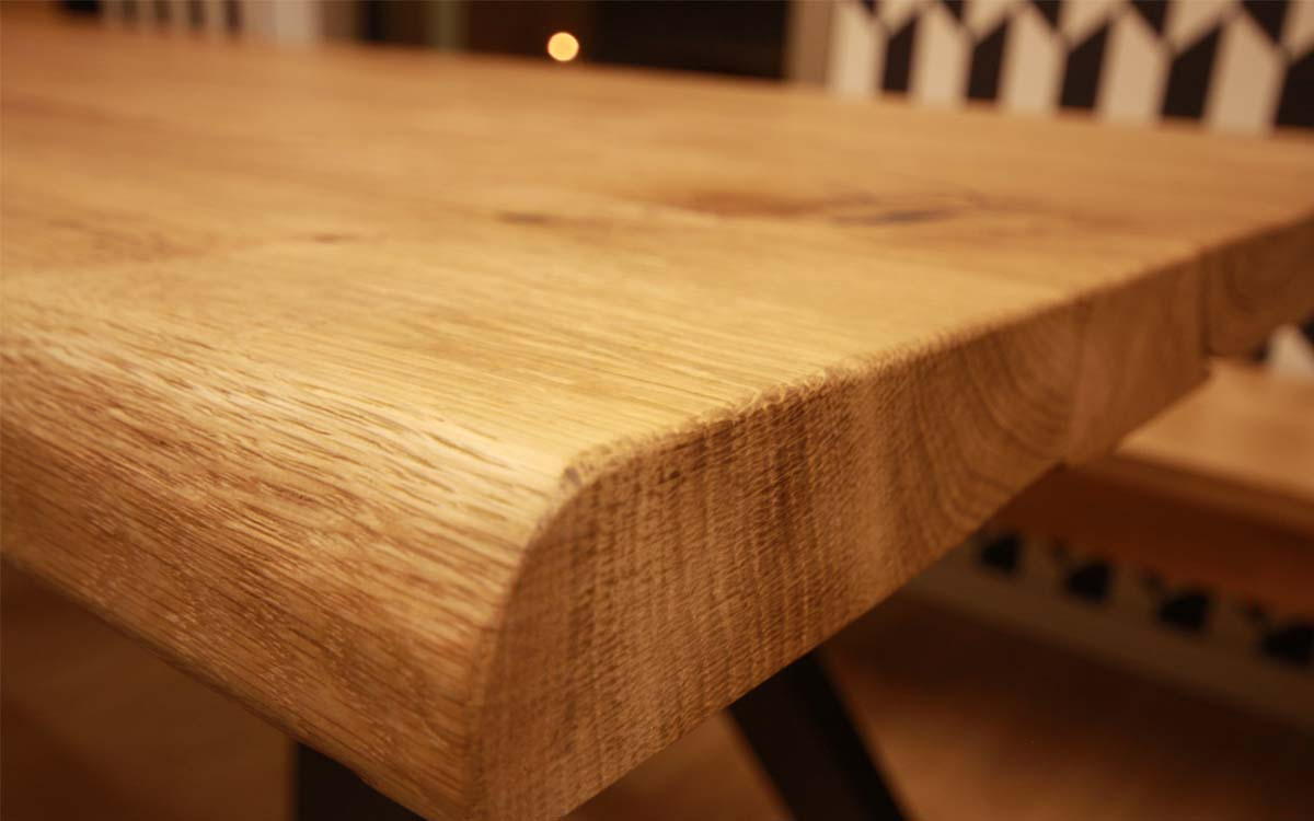 Tisch mit Tischgestell in V-Form Eigenentwurf<br />Tisch / Oberfläche Eiche massiv, rissig,  gebürstet, Risse gespachtelt und klar lackiert.