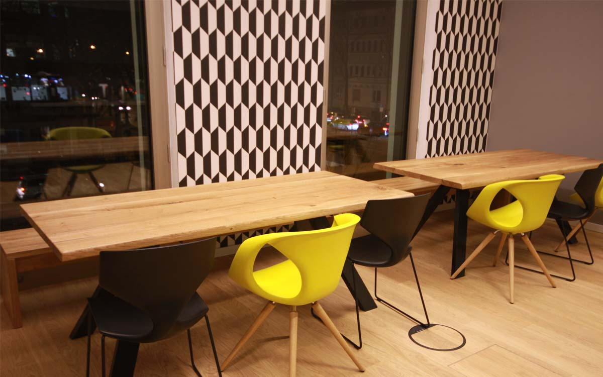 Tisch mit Tischgestell in V-Form Eigenentwurf<br />Tisch / Oberfläche Eiche massiv, rissig,  gebürstet, Risse gespachtelt und klar lackiert.